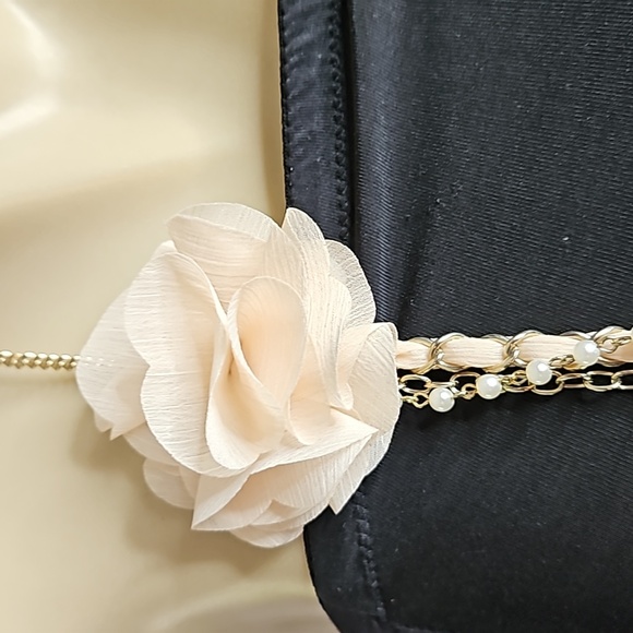 Retro Flower with Multi-strand necklace in light peach tone - Picture 2 of 8